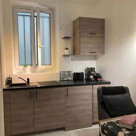 Optimized 16 Sq M Studio, Real Bed, Aligre Bastille Parijs